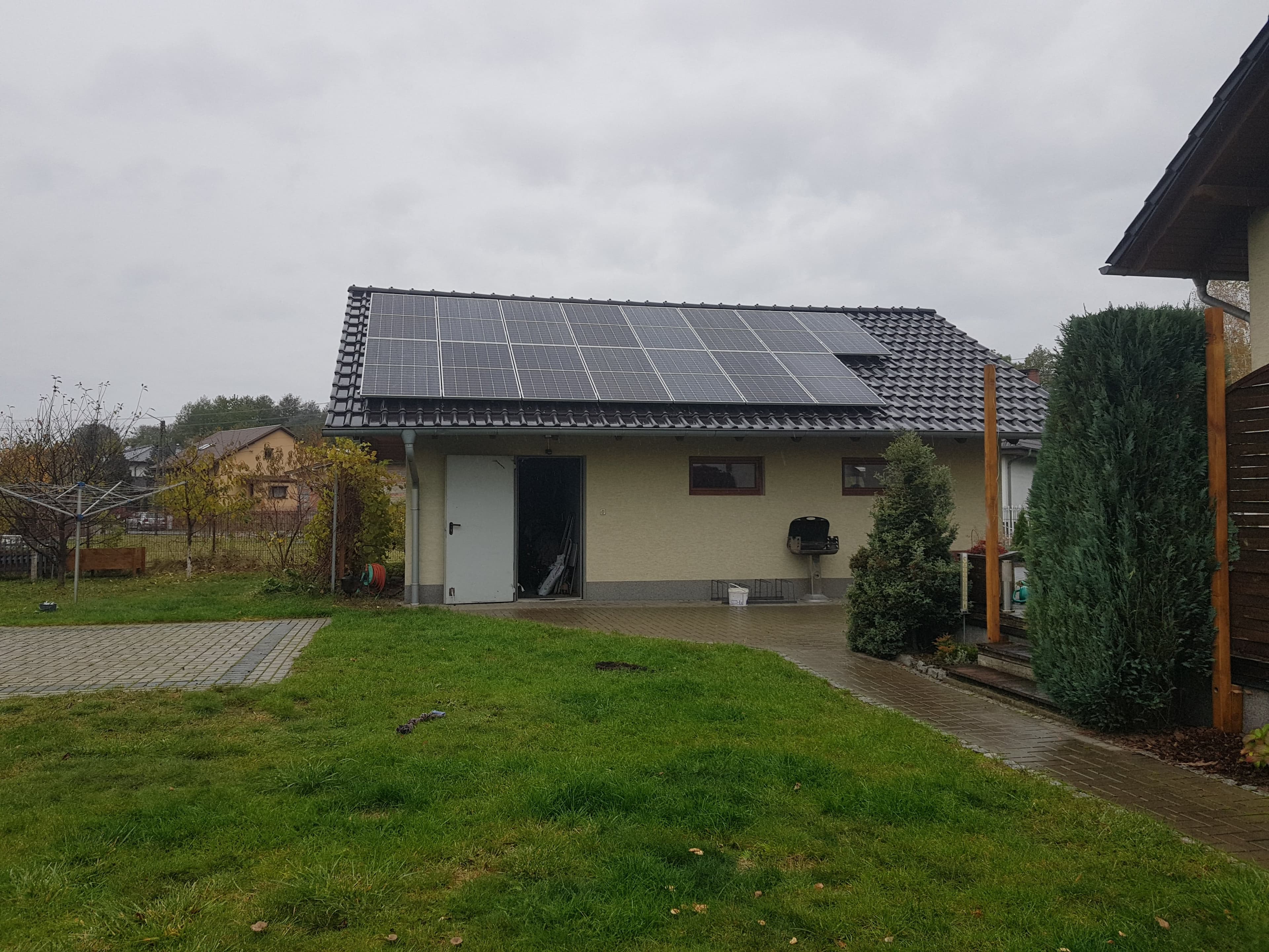 Instalacja paneli na budynku gospodarczym