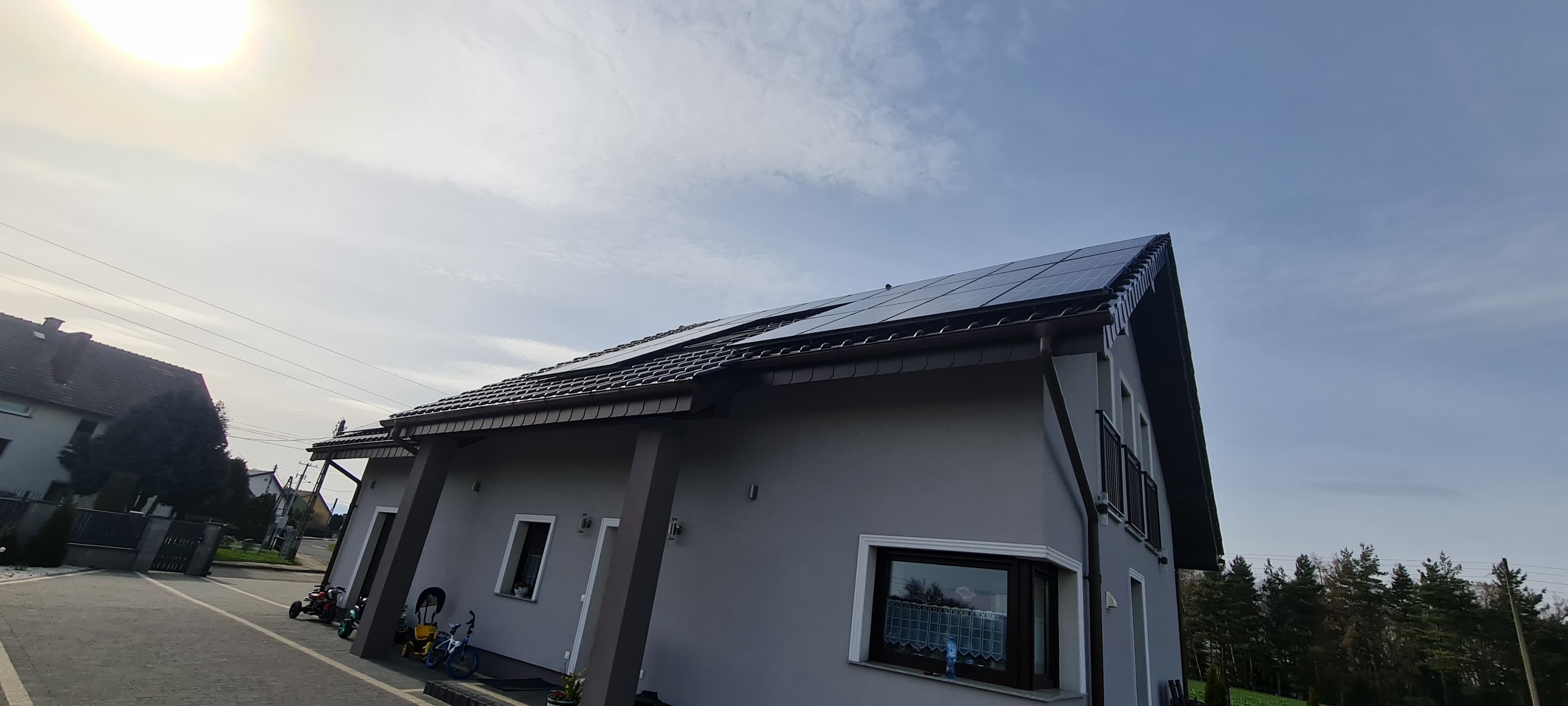 Widok z bliska na instalację paneli słonecznych