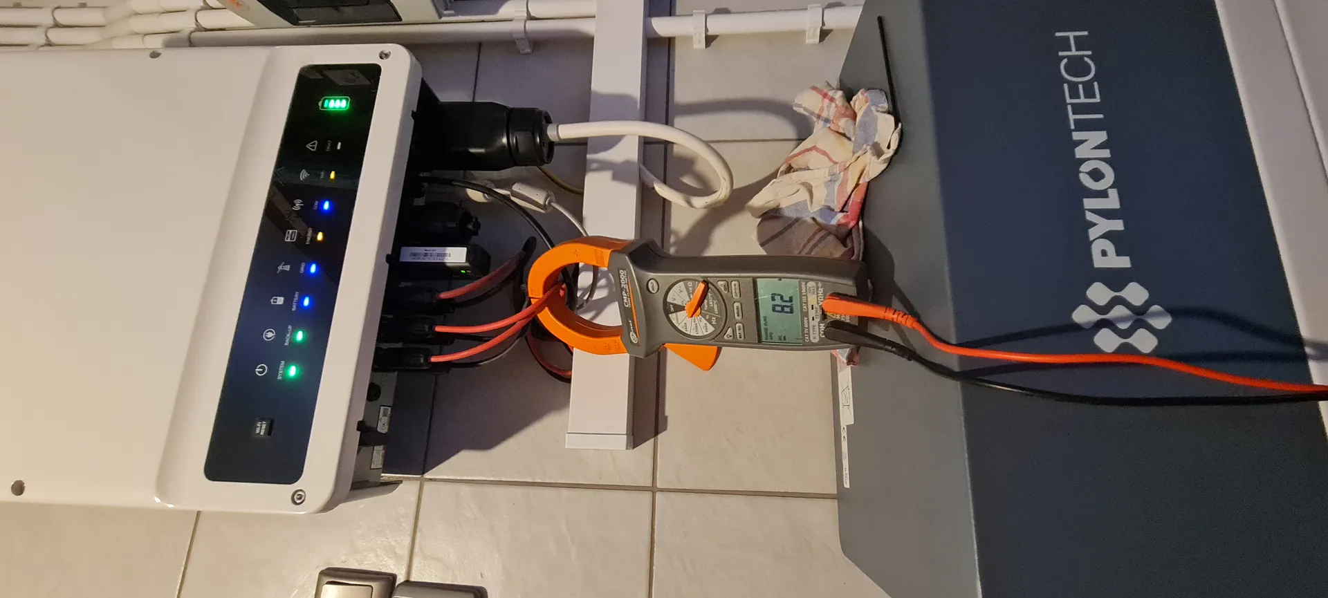 Rozdzielnia elektryczna z urządzeniami pomiarowymi