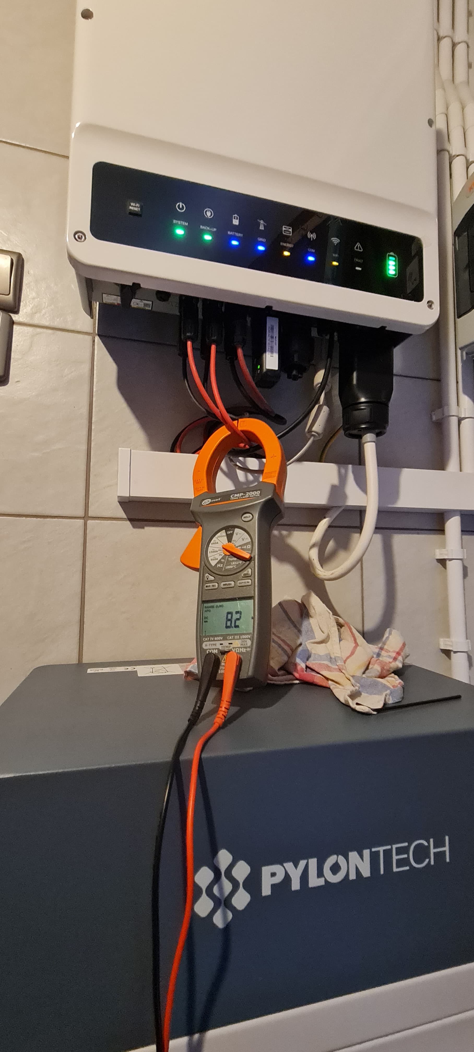 Rozdzielnia elektryczna z urządzeniami pomiarowymi