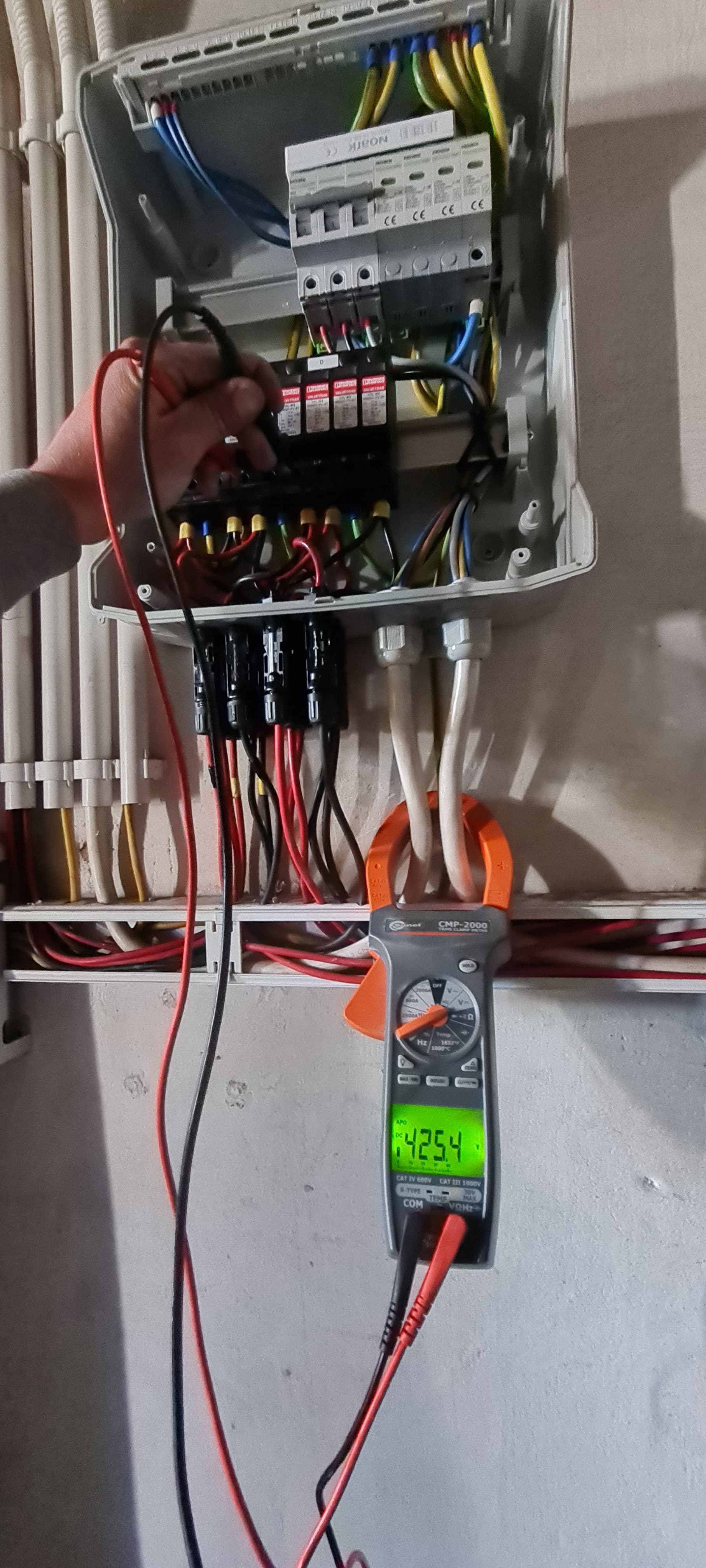 Rozdzielnia z miernikami elektrycznymi
