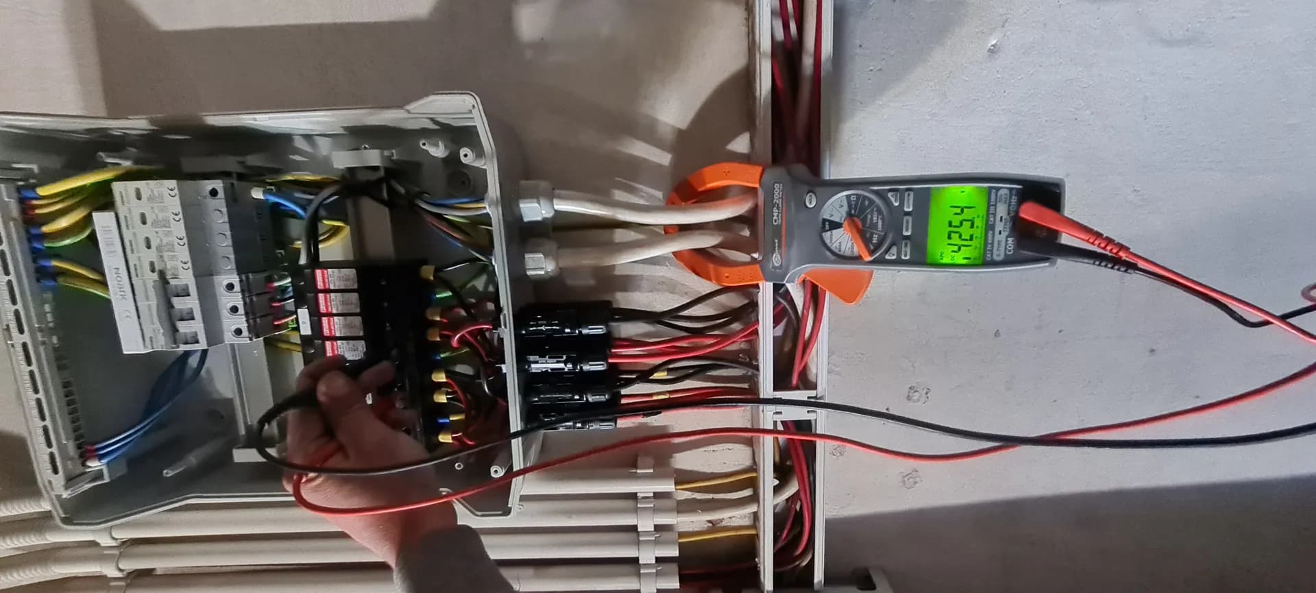 Rozdzielnia z miernikami elektrycznymi