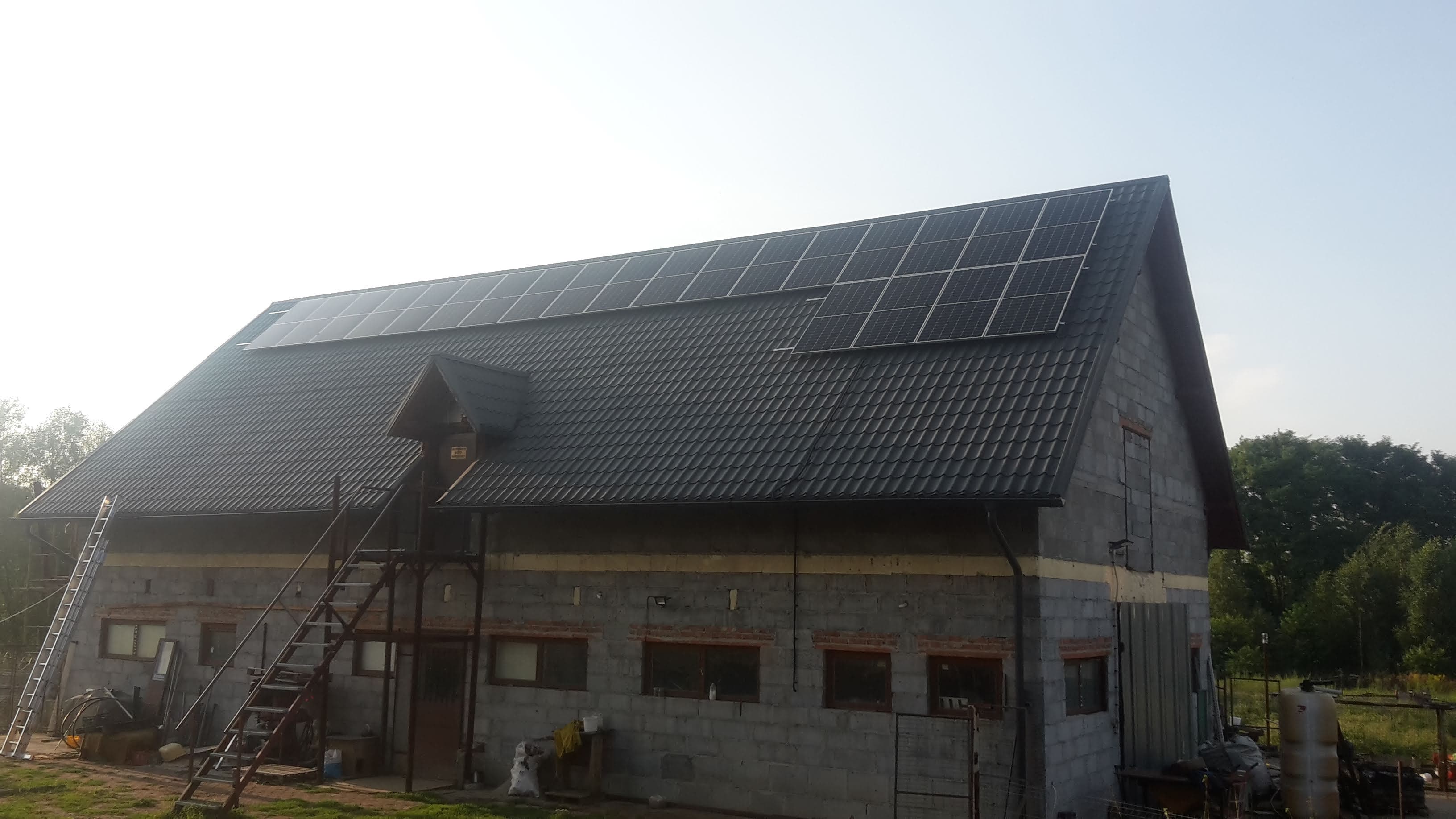 Instalacja paneli słonecznych na dachu