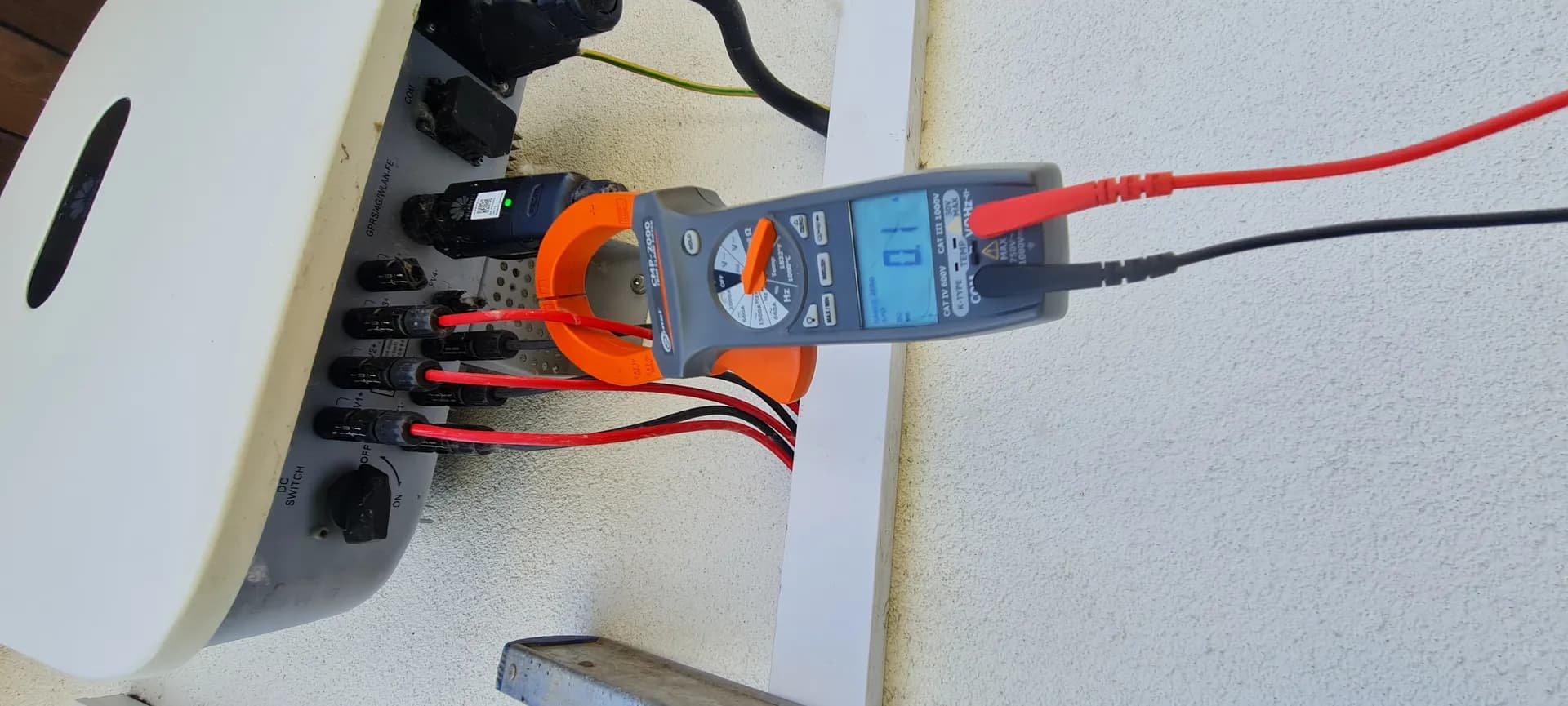 Instalacja elektryczna w trakcie pomiaru