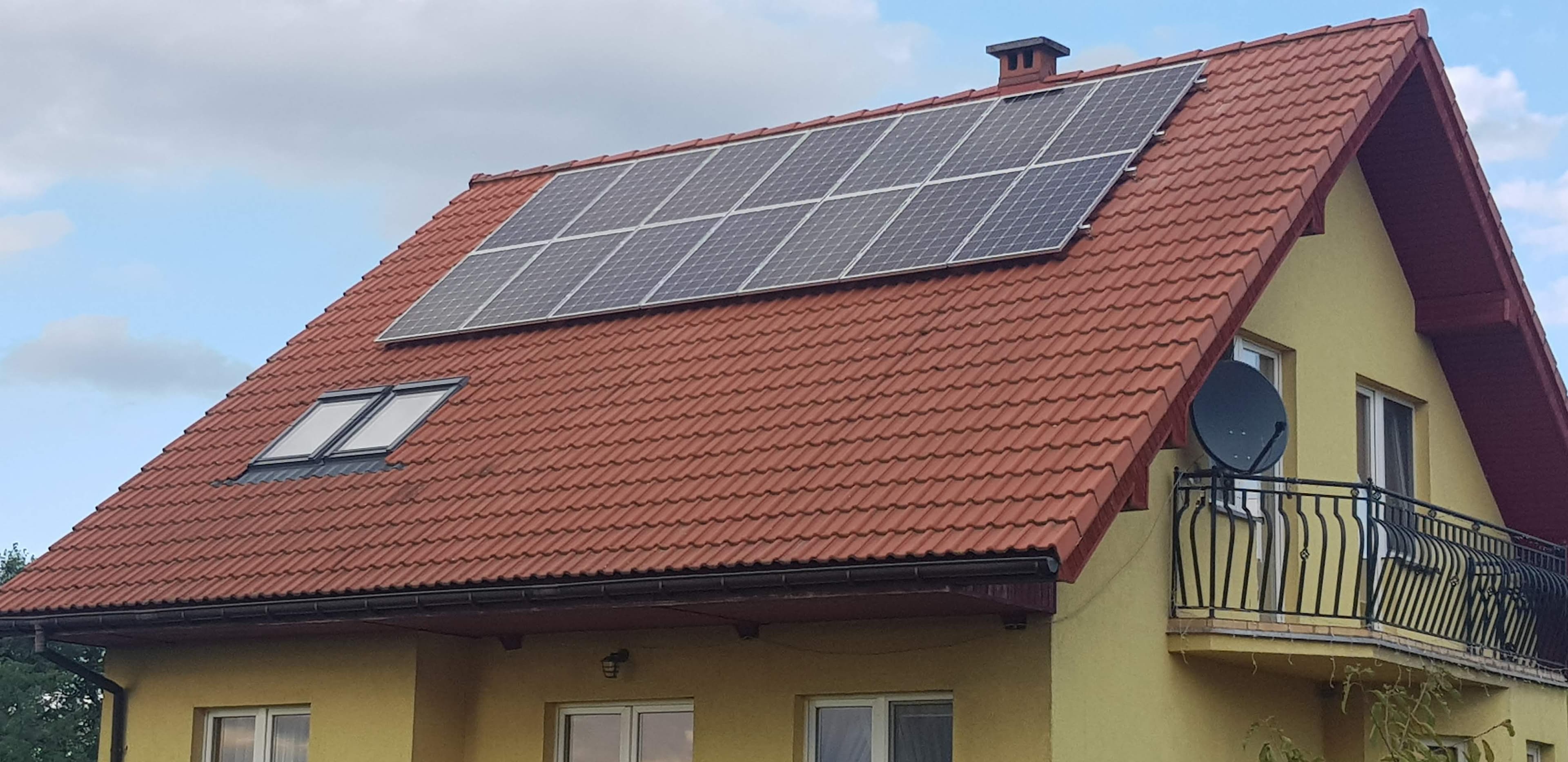 Dom z panelami słonecznymi