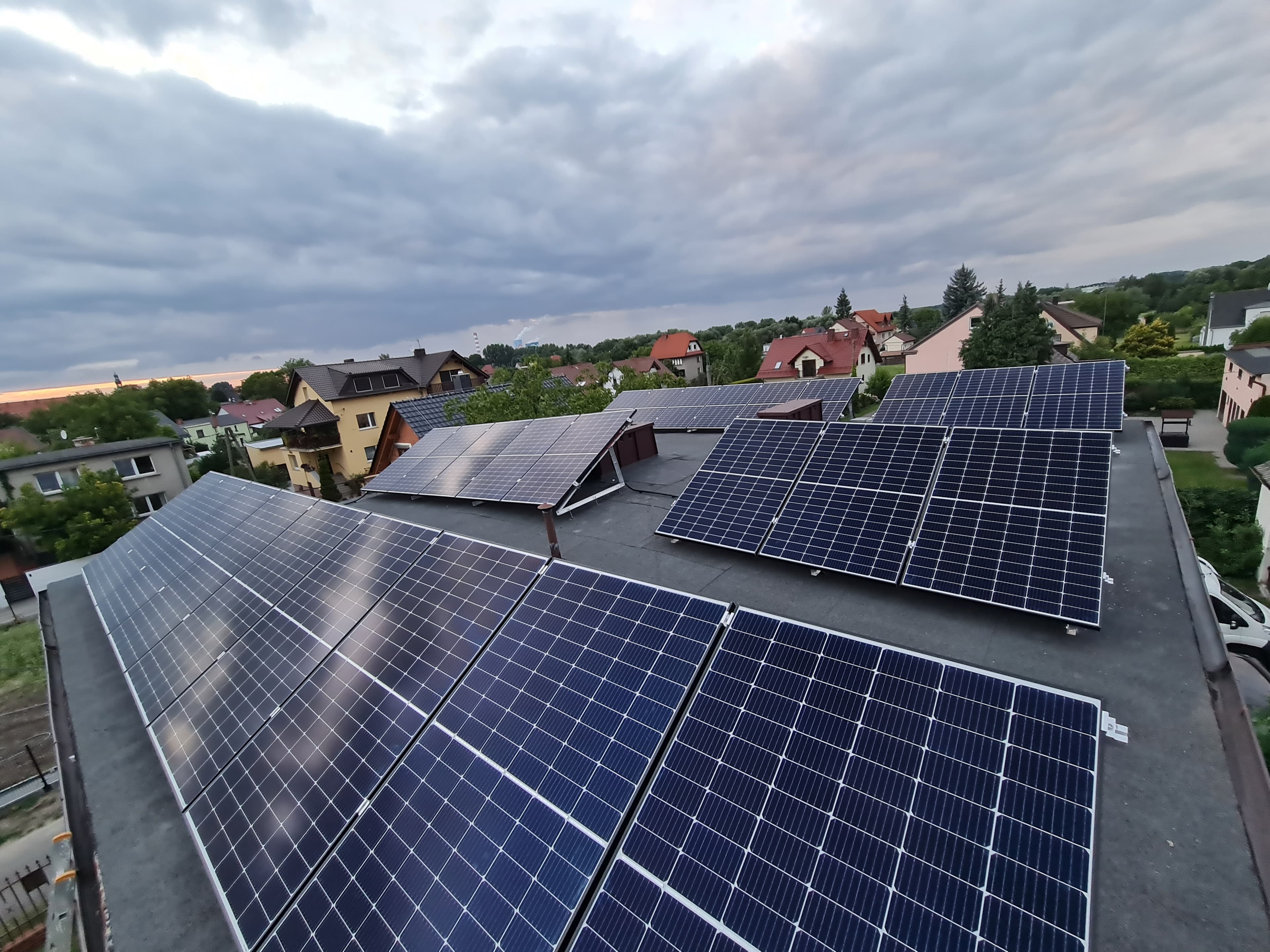 Instalacja paneli fotowoltaicznych na dachu