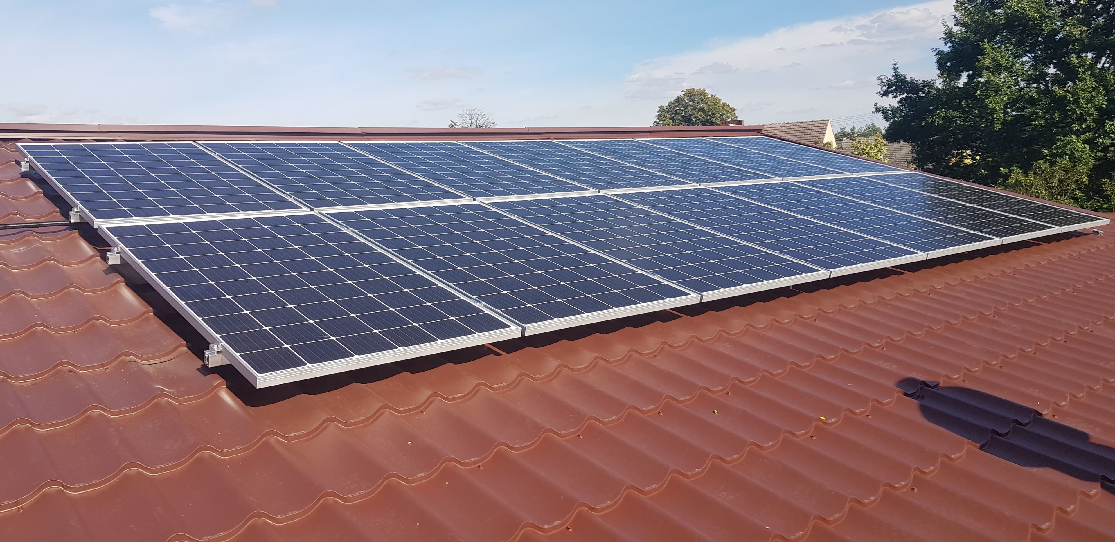 Instalacja paneli na dachu budynku mieszkalnego