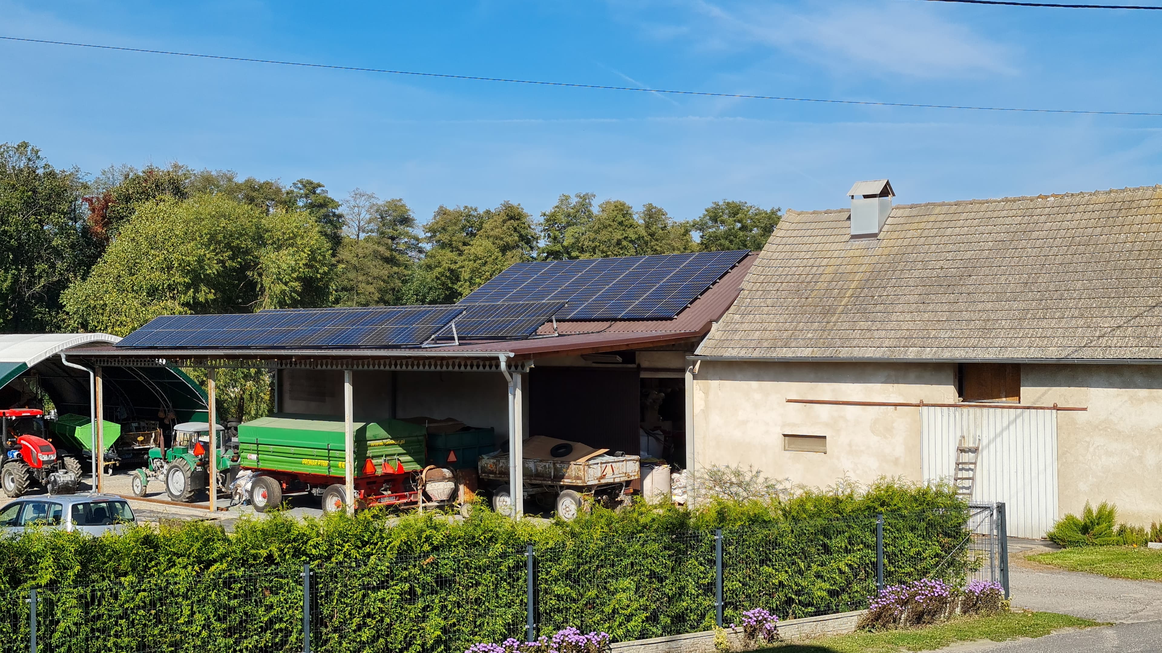 Widok na instalację fotowoltaiczną na dachu